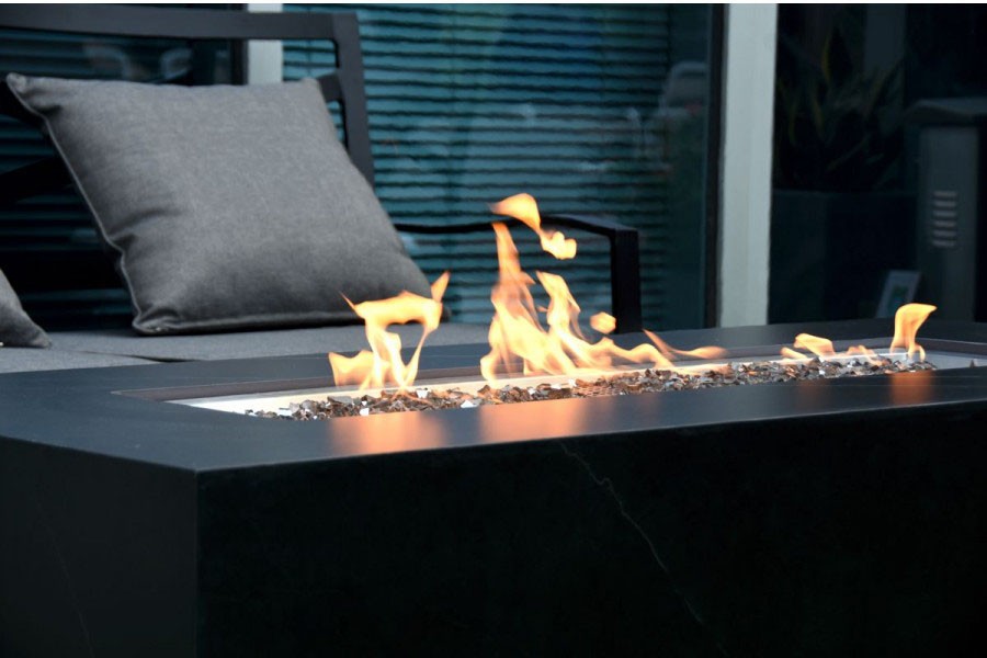keramiske borde med en gaspejs udendørs udvendigt