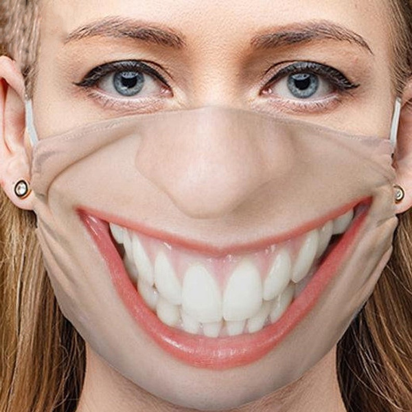 kvinder smiler maske på ansigtet