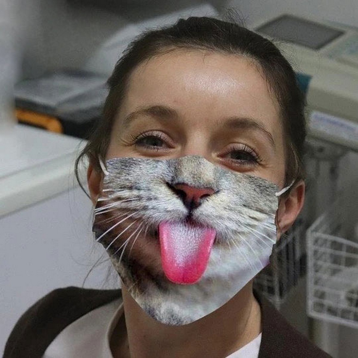 maske i ansigtet killing med tungen