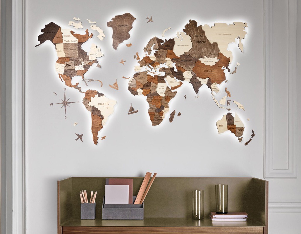håndfarvet 3D-verdenskort på væggen