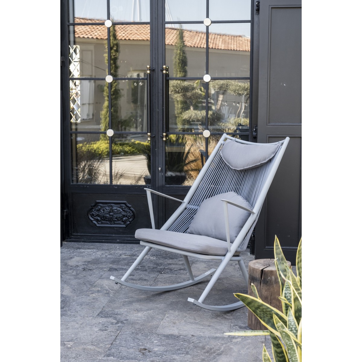 gyngelænestol på terrassen metal aluminium have