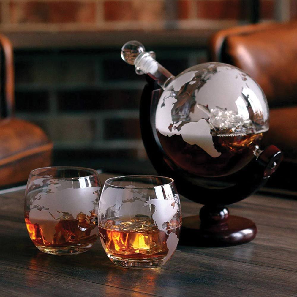 whiskysæt i form af en globus