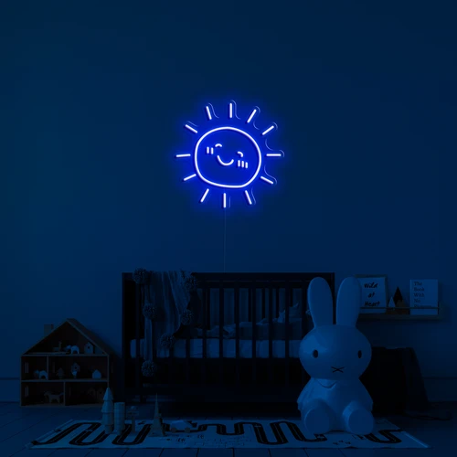 LED-belyst neon logo på væggen - solrig