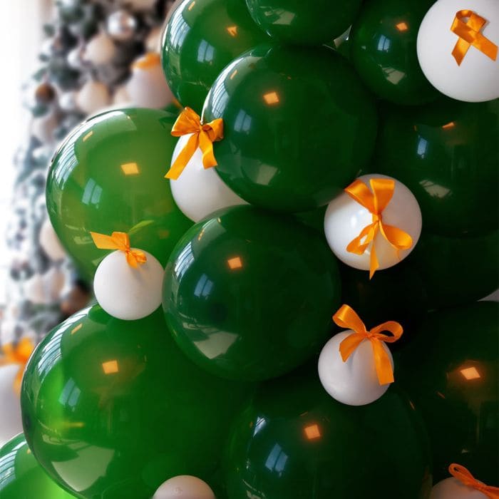 Ballonjuletræ​ - oppusteligt juletræ lavet af balloner