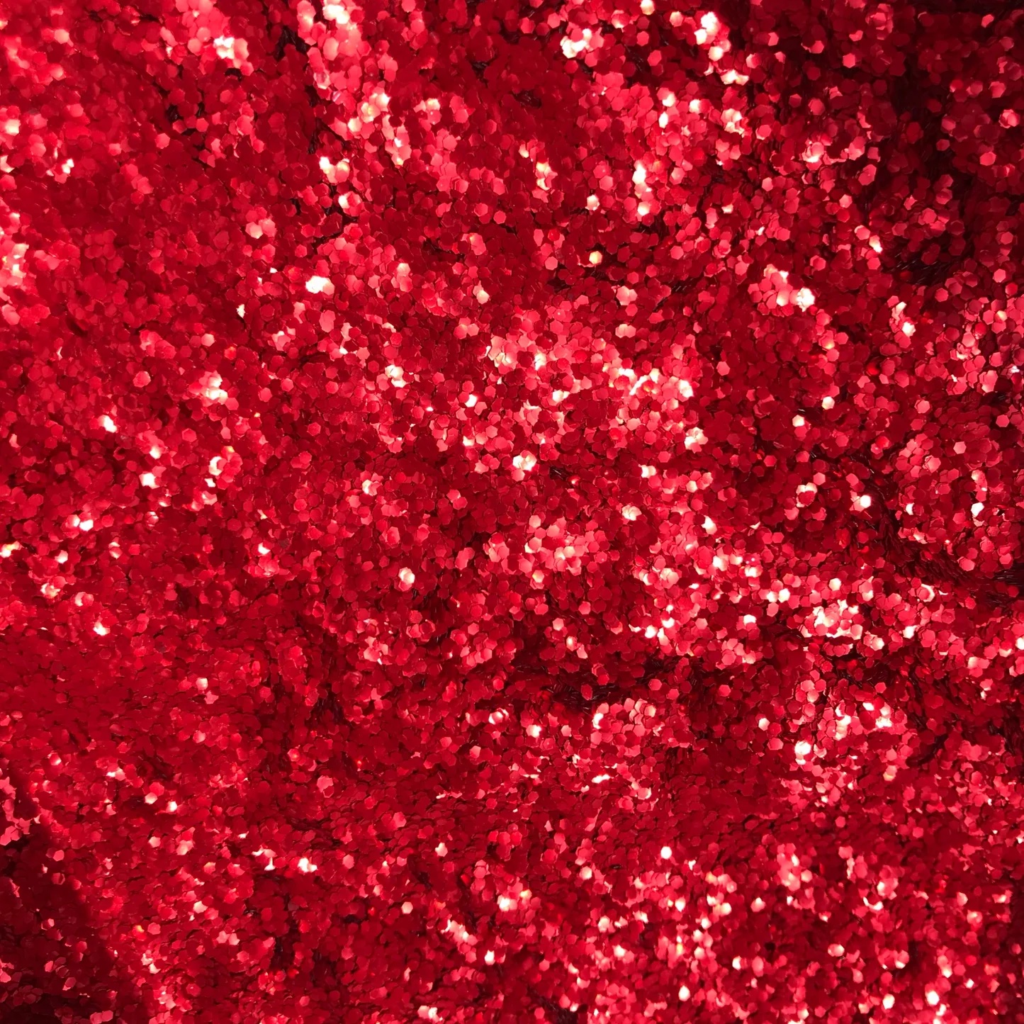 røde glitter ornamenter på kropshåret funklende